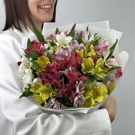 Букет из 15 разноцветных альстромерий