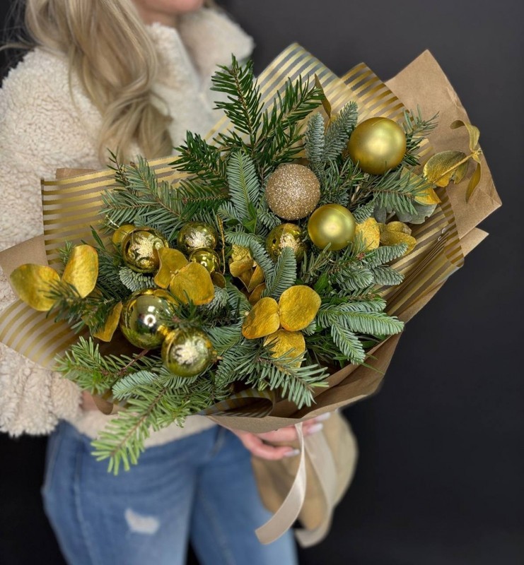 Buket s nobilisom i zolotimi elochnimi sharami, standart