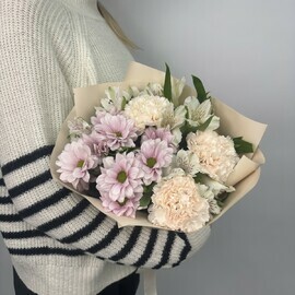 Buket s rozovoj al_stromeriej i hrizantemoj