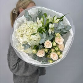 Buket s beloj gortenziej i kustovoj rozoj