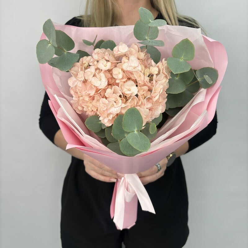 Buket s rozovoj gortenziej i evkaliptom, buket s rozovoj gortenziej i evkaliptom