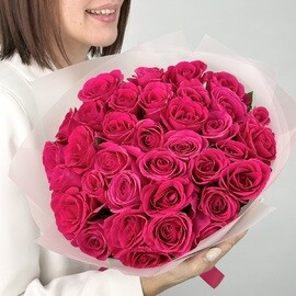 Buket iz 35 malinovih roz Keniya 40 sm