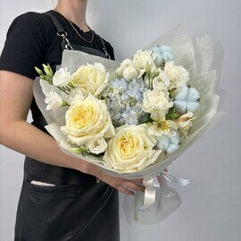 Buket s goluboj gortenziej i pionovidnimi rozami