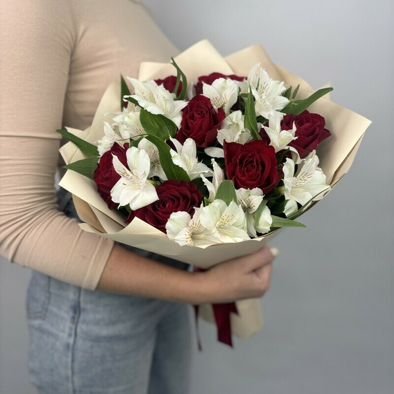 Buket s krasnimi rozami i beloj al_stromeriej, reduced