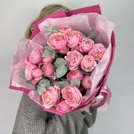 Букет с пионовидными кустовыми розами и эвкалиптом