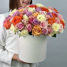 Композиция в шляпной коробке с разноцветнои 101 кениискои розой