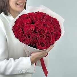Buket iz 21 krasnoj rozi Keniya 40 sm