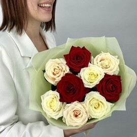 Buket iz 9 raznotcvetnih rossiiskih roz 50 sm