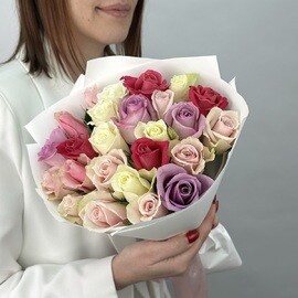 Buket iz 25 nezhnih keniiskih roz 35 sm