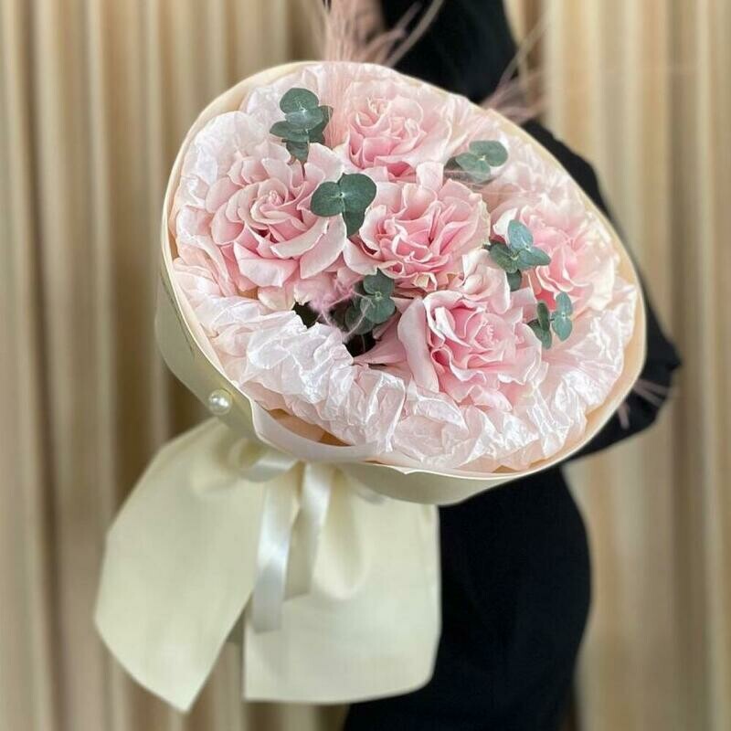 Frantcuzskie rozi v oformlenii s evkaliptom, frantcuzskie rozi v oformlenii s evkaliptom