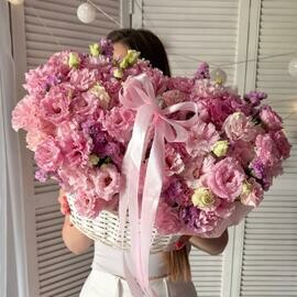 Корзина с цветами: розовая эустома Размер М