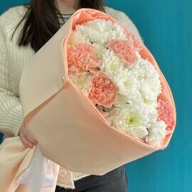 Букет симфония из хризантем и диантусов