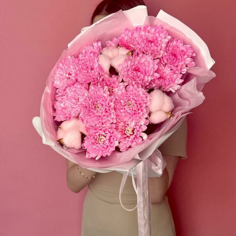 Букет «летний вечер» из розовой хризантемы и хлопка, стандартный