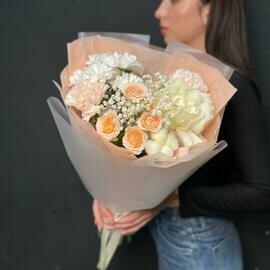 Букет микс в персиковых оттенках с вывернутой французской розой