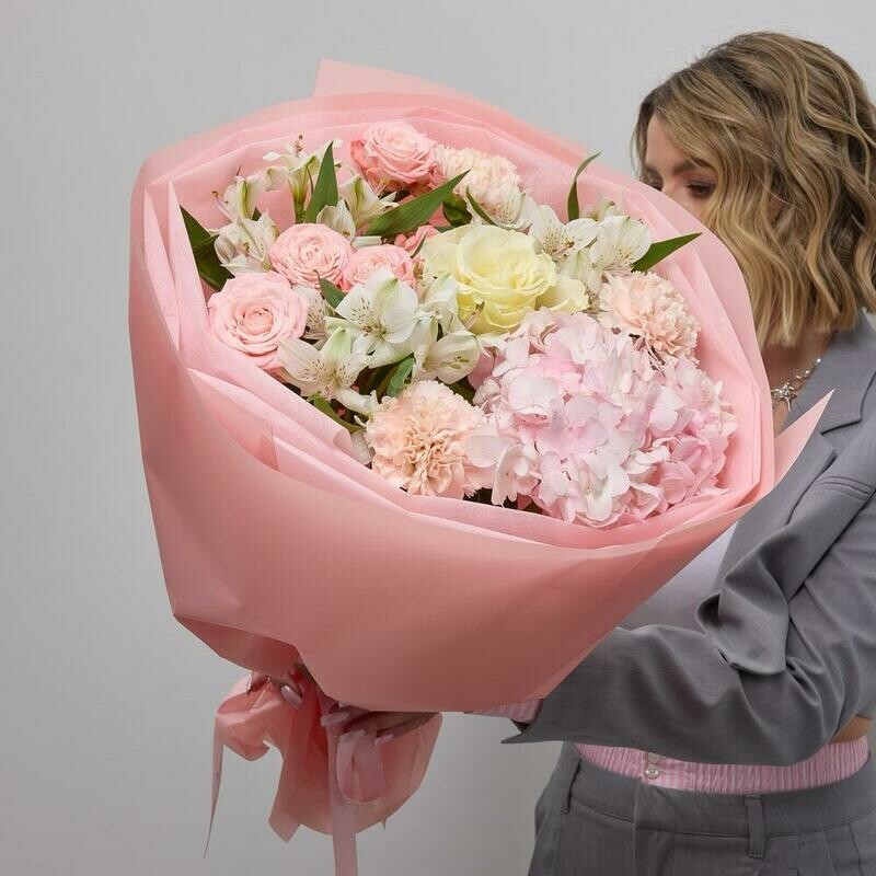 Розовый букет с гортензией и гвоздикой, стандартный