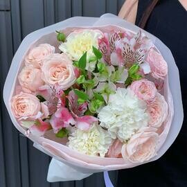 Букет-комплимент из кустовых роз и альстромерий