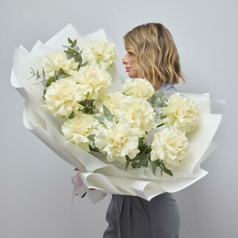 Букет из белых французских роз и эвкалипта, букет из белых французских роз и эвкалипта