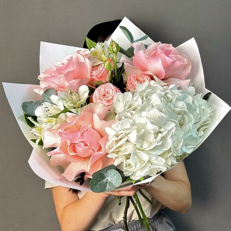 Buket s frantcuzskimi rozami, beloj gortenziej i al_stromeriej, standart