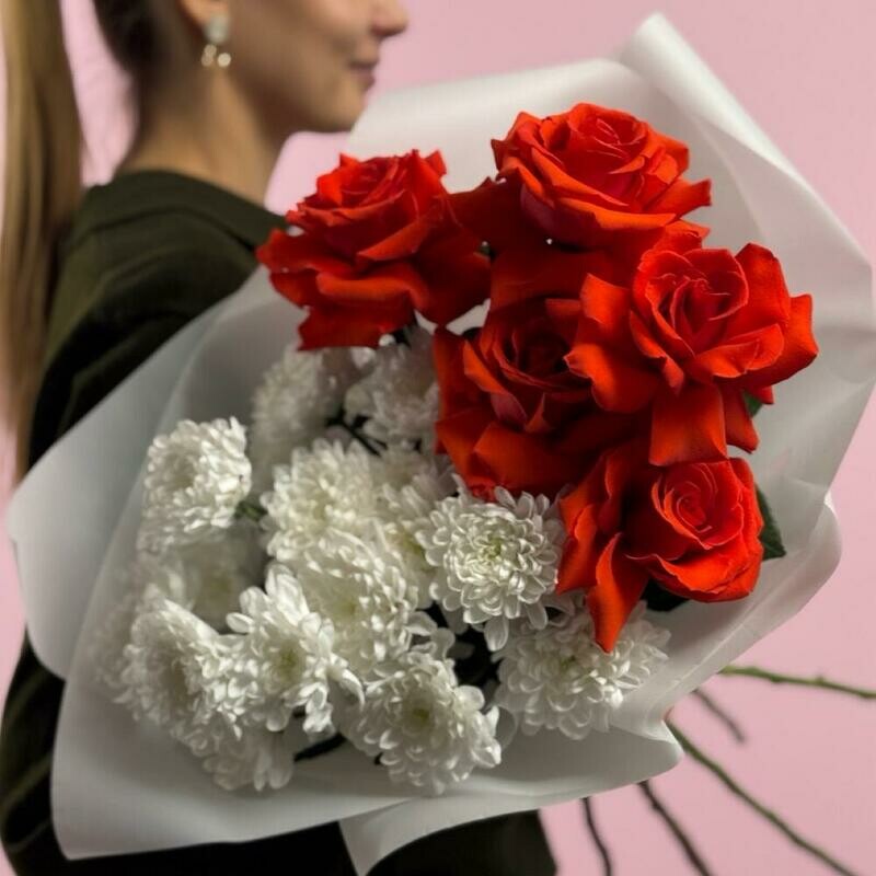 Kontrastnij buket iz krasnih frantcuzskih roz i belih hrizantem, standart