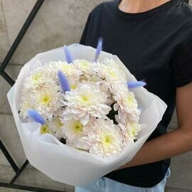 Нежные хризантемы в стойком букете «Лолита»