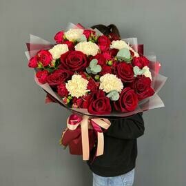 Букет с кустовыми пион розами «Благородный Вкус» (красный размер М)