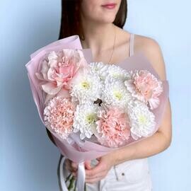 Milij buket kompliment frantcuzskaya roza, hrizantema i diantus