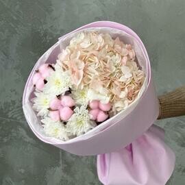 Нежный букет с гортензией, хризантемой и хлопком