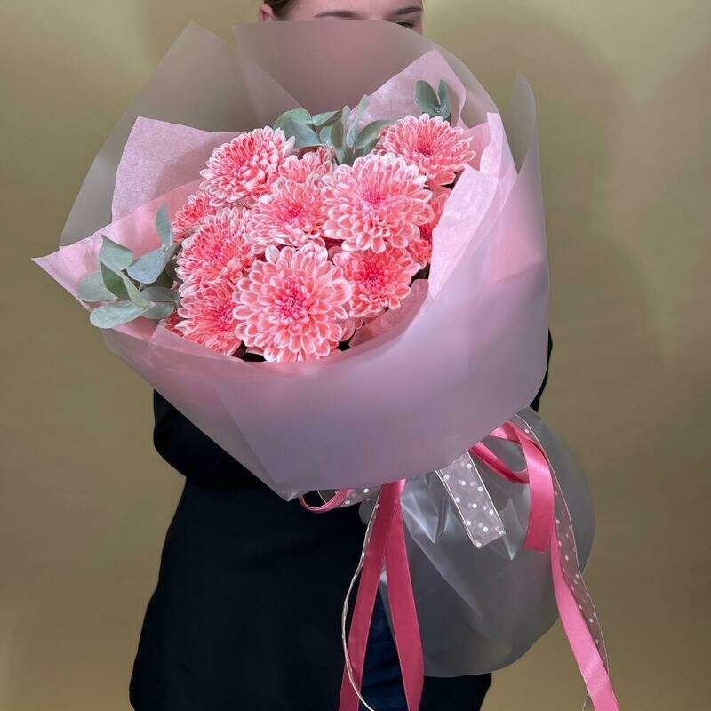 Букет розовых хризантем с эвкалиптом, уменьшенный