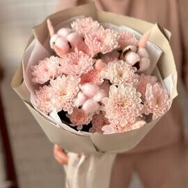 Nezhnij persik iz hrizantem i suhotcvetov