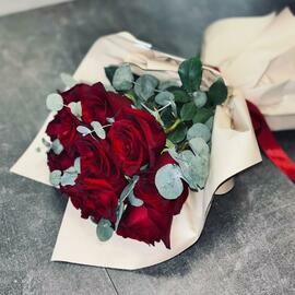 Красные розы с эвкалиптом