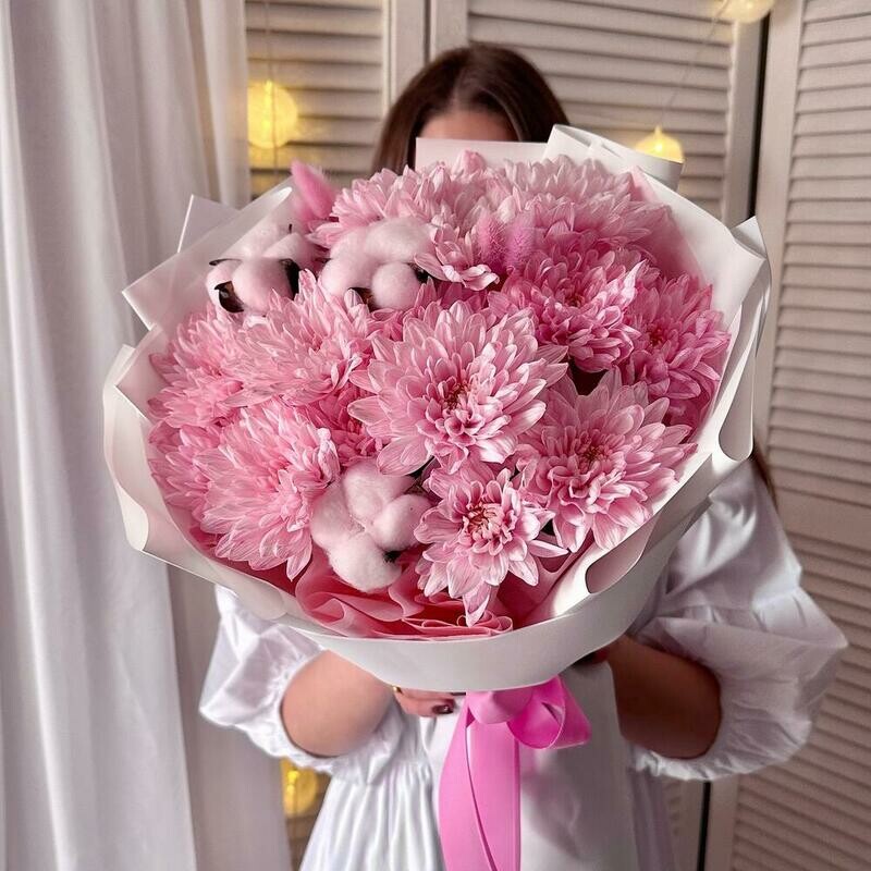 Авторский букет: розовая хризантема, натуральный хлопок, лагурус, уменьшенный