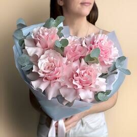 Нежный букет французские розы пастельные и эвкалипт