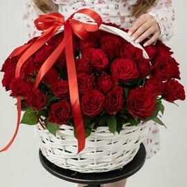 51 красная роза в корзине