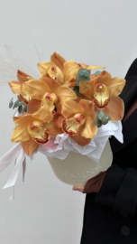 Рыжие орхидеи в коробке