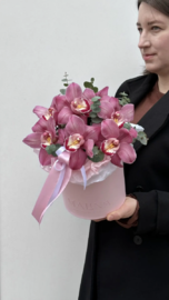 Rozovie orhidei v korobke