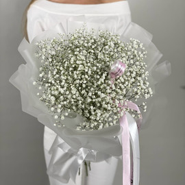 Объемный букет белой гипсофилы в полупрозрачном оформлении