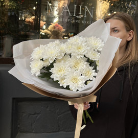 Букет белых хризантем в крафте