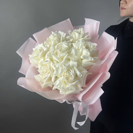 Ажурные белые розы в розовой упаковке