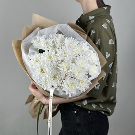 Белая хризантема в крафтовой упаковке