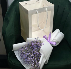 Buket gipsofil v podarochnom pakete