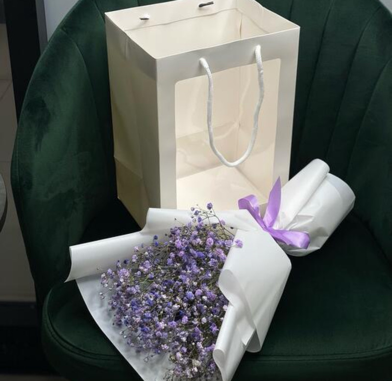 Buket gipsofil v podarochnom pakete, gipsofili