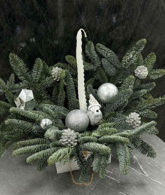 Новогодняя живая композиция из нобилиса (живых веток ели), стандартный