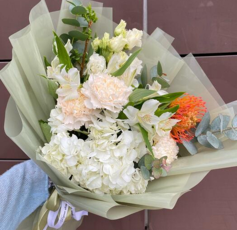 Buket s ekzoticheskim leukospermumom, eustomoj, gortenziej, al_stromeriej i diantusami, premium