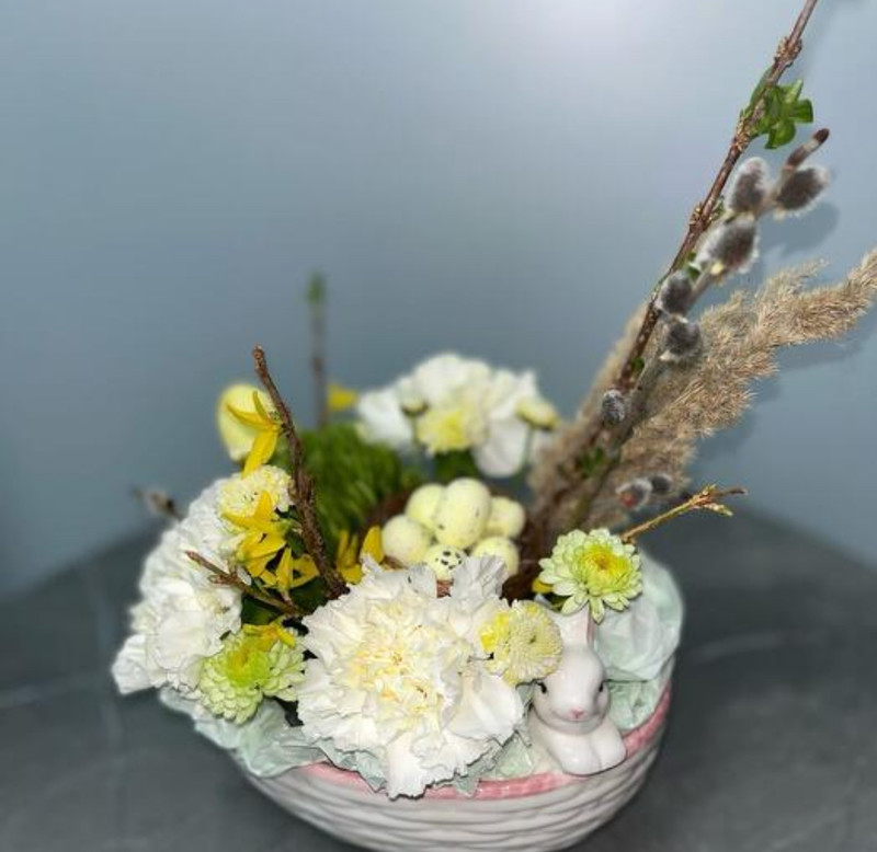 Композиция на Пасху с цветами и вербой в блюде с зайкой, премиум