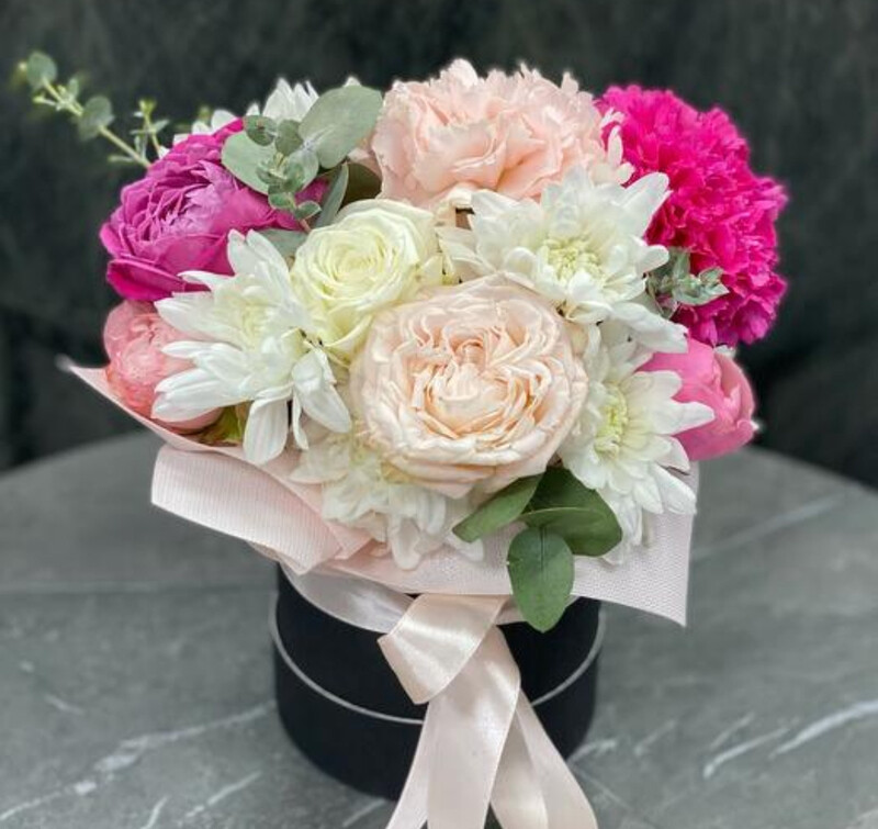 Пионовидная роза и хризантема в коробке, стандартный