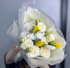 Пионовидные розы, тюльпаны и хризантема