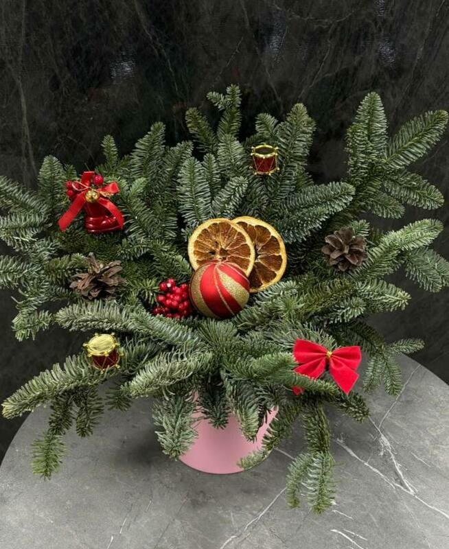 Новогодняя композиция из живого нобилиса (живых веток ели), стандартный