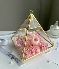 Цветочная пирамида в розовом