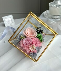 Цветочный террариум-куб в розовом