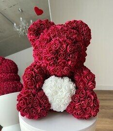 Бордовый мишка из роз с белым сердцем 35 см